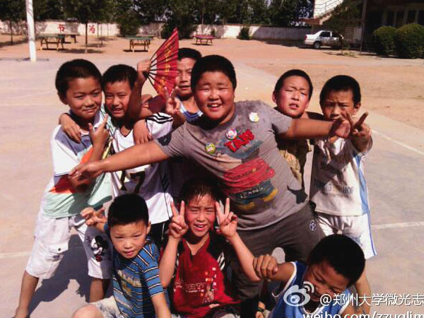 7��17�գ����ƻ����s�Q��������������ٿh�R��ƺ�l(xi��ng)��?j��ng)_С�W(xu��)��ȭ��С�(du��)�T����Ȼ�����ڵ��ž������������ڞ��������ݴ�W(xu��)��΢�⡱־Ը�߈F(tu��n)�(du��)�e�k�ĵ���ˇ�R������(zh��n)����