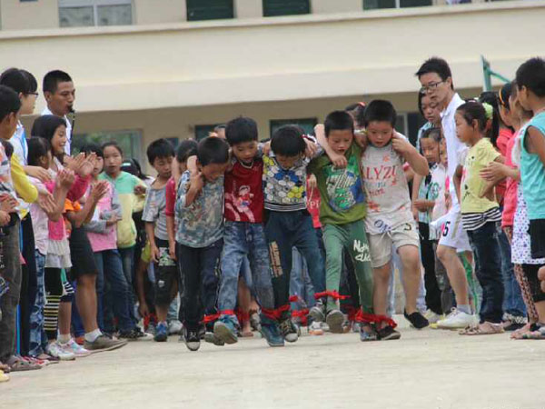 7��28�գ��V�|�̌W(xu��)Ժ��С�ٟ���ɽ�^(q��)���W(xu��)����֧���(du��)������С�W(xu��)�e�k���\(y��n)��(d��ng)��(hu��)���mȻ��(ch��ng)�ز�δ�޽��ã��������(du��)�T��Ŭ���ͺ��ӂ���ƴ�������\(y��n)��(d��ng)��(hu��)�A�M�Y(ji��)�����D�麢�ӂ�?c��)ڱ�ِ�ЈF(tu��n)�Y(ji��)�f(xi��)��������(zh��ng)���Ρ�