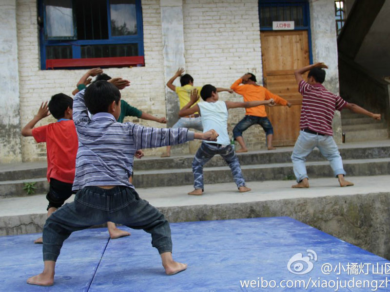 7��31�գ���С�ٟ���ɽ�^(q��)���W(xu��)����֧���(du��)��ǭ����ؑ�S�h�����l(xi��ng)����С�W(xu��)����20���֧�̻��(d��ng)�����Y(ji��)���������������ҵ�Ͷ�뵽����ˇ�R�ݵĜ�(zh��n)���A�����D�麢�ӂ�?c��)ڞ�R���u�����ž���