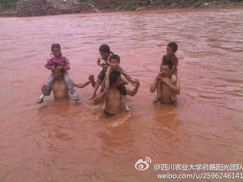 7��17�գ��Ĵ��r(n��ng)�I(y��)��W(xu��)����·ꖹ⡱�F(tu��n)�(du��)����������ɽ��ϲ�¿h�ɺӿ��(zh��n)�_չ֧�̻��(d��ng)���ɺӿ��(zh��n)��̎ƫƧ��ȫ��ĺ���ÿ�춼Ҫ���Ѓɂ�(g��)��С�r(sh��)�όW(xu��)��;����Ҫ���^һ�l30�׌��ĺ������D������W�����Ӷ��^�R����ĺ�����