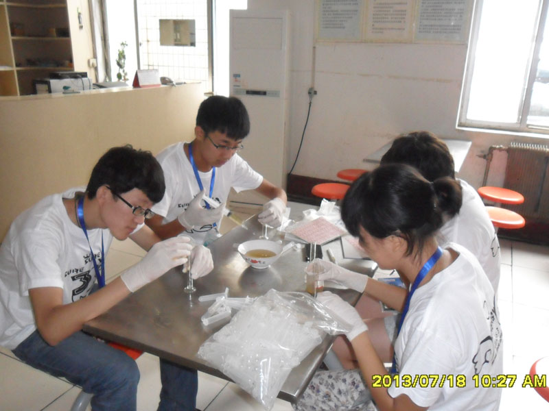 7��27�������ϴ�W(xu��)���YԴ�ɡ��������(hu��)��(sh��)�`���(du��)���_(d��)��һ��(g��)��(sh��)�`�ء����ĳ����(du��)�T���R��ͣ��ǰ����һ��(g��)ȡ���c(di��n)�M(j��n)��ȡ�ӹ������D���(du��)�T��?c��)ڌ?00ml�Ę�Ʒ�b�M(j��n)20��(g��)С������ԇ��ƿ�С�