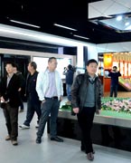 晉江城市展館　　晉江城市展館大樓位于世紀(jì)大道西側(cè)，于2004年12月動工建設(shè)，地上四層、地下一層，總建筑面積為18645平方米，項目總投資為7500萬元。