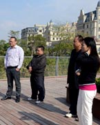 網(wǎng)友參觀晉陽湖　　晉陽湖項目原投資計劃為2.2億元，區(qū)域內(nèi)五座橋為景觀橋。為完善其功能，強化景觀提升效果，對部分項目進行了優(yōu)化、提升，包括將區(qū)域內(nèi)五座景觀橋改為市政橋并新增兩座市政橋。