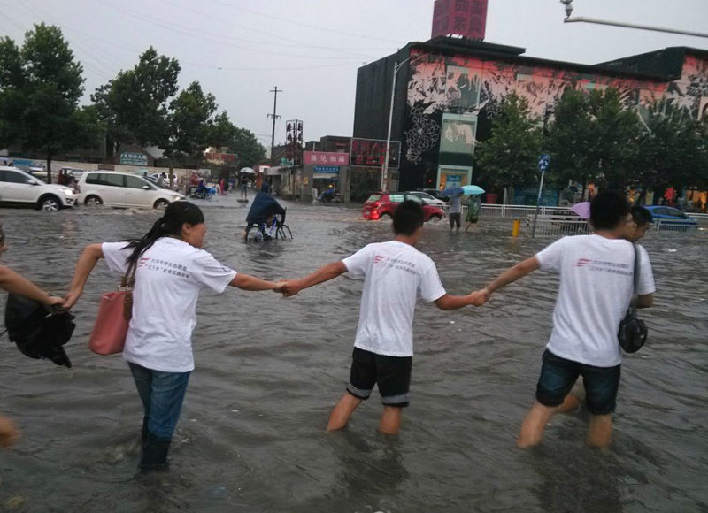 ���_��W(xu��)���A�Ǉ�ɫ���{(di��o)��ꠁ����ʝ��{(di��o)�У�ż��һ��������꠆T�������eˮ�����ַ���ǰ����