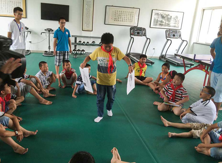 С���т���־Ը��չʾ�Լ��Ĳ�ˇ��