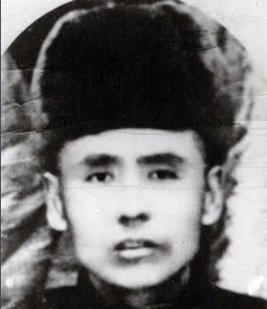 ���F÷��1893��1934�����������|����Ϫ��1931��10����Ѯ�����F÷�������|�������l(w��i)܊�����ڵ��|���P�ǡ�ᶎr���f��һ�����(d��ng)��1932��3�����|���񱊿��վȇ���(hu��)ί�����F÷��|�����x��܊��28·܊˾����1934��5��30���������F÷����͢�o���I(l��ng)�Ăα��°����(du��)���@��1934��9��28��ҹ�����F÷����܊�ٰ�񽵟oЧ�±�������1935�깲�a(ch��n)�h�l(f��)���ġ���һ���ԡ������Q���ǡ���ȇ������|������Ӣ�ۡ���1988�걻׷�J(r��n)�������ʿ��2014��9��1���������������������ĵ�һ��300����������Ӣ�Һ�Ӣ��Ⱥ�w�����