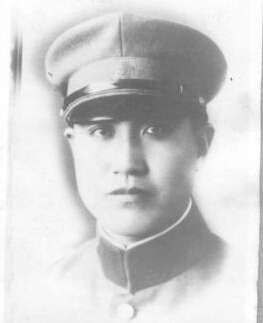 ���ߣ��h�����|���d���ˣ�1908������������ڵ�����ͥ���x�켽܊�^(q��)�Γ�܊˾��T��1924���M(j��n)��|���v���������I(y��)����У����У�̹���1931�����Rռɽ���(du��)����У�����������˽��򿹑�(zh��n)�Ȍ�(du��)������(zh��n)��1936���κӱ����h��܊��У����(d��o)�L��1938��8���ʲ����x�����(du��)���x�켽܊�^(q��)��ʽ������x�켽܊�^(q��)�Γ�܊������˾��T��1939������Ї����a(ch��n)�h��1940���ڰوF(tu��n)���(zh��n)�Љ��Ҡ������r(sh��)��32�q��