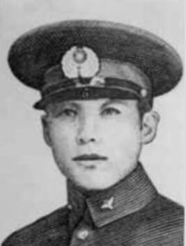 鐺��ģ�1916�꣭1937��8��17�գ����|�����(zh��n)�ˣ���܊��5���մ��(du��)�w�ІT�� ����һ�ˡ���׃�����܊����У���ڮ��I(y��)��1937��8��17�գ����ٵ�����(du��)�Zը�Ϻ����Ĵ�·��܊�܊˾��r(sh��)�����ձ�܊�(du��)֮�����ړ������C(j��)��������鐺�����������딳����┵(sh��)ʮ���ձ�ʿ���������񽵣�鐺��Ĳ�������(d��ng)�����w�ІT����֘�����������܊��֮�������һ�w�ӏ��Ԛ�ѳ����������������һ����������Ӣ����