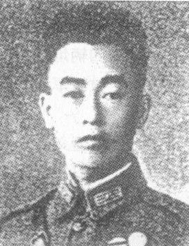 ����t��1905��9�������F��ʡ�󲨿h�ˡ�1926���������S��܊�ٌW(xu��)У��5�ڲ����ƌW(xu��)��(x��)��1937��������t�����ʲ�������������������(zh��n)��ؓ(f��)؟(z��)���ؼζ�һ��(xi��n)�����˔��˶���M(j��n)����������(hu��)��(zh��n)��������t�����ʲ��D(zhu��n)�Ƶ����(y��ng)֮����(zh��n)���_(k��i)ʼ�Γ����(d��ng)����܊�{(di��o)����(y��u)��(sh��)������������t�c������ʿ�����ڽ��u�I(l��ng)������t��������ʿ���c��܊����(zh��n)������ҹ�� 1939��2�£�����t�����ʲ�������𣨲����䣨������·������܊�������Ď��F(tu��n)����(zh��n)�У����ұ���������������ѳ��(gu��)��