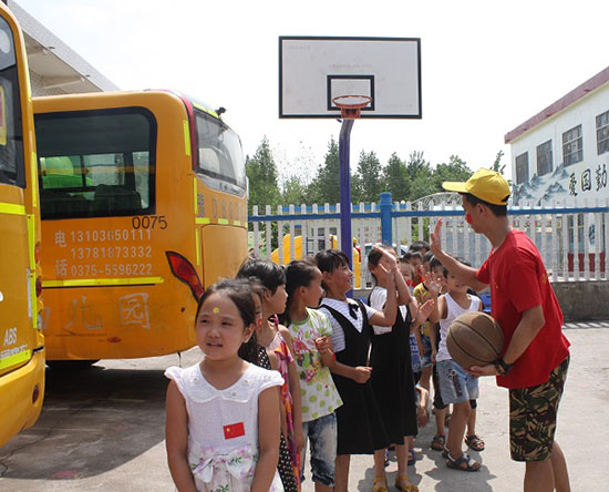 ���Ϲ��I(y��)��W�����Q�׌WԺ����ϵ�P�h�������ж�������������`꠵�����ʡƽ�ɽ���P�hѦ���(zh��n)���Ӝϴ���ӢС�W�_չ֧�̻�����e�k��ӢС�W��һ��Ȥζ�\�ӕ���׌�W���w���W��ƥ�˾��񡣈D��־Ը�߽o�W���ĄŃ�������