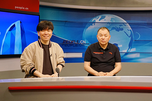 電影頻道節(jié)目中心副總編輯王平久（右）、音樂(lè)制作人常石磊（左）做客人民網(wǎng)。人民網(wǎng)記者 皇甫萬(wàn)里 攝