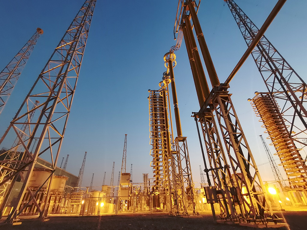 ±660kV巴基斯坦默蒂亞里-拉合爾（默拉）直流輸電項(xiàng)目拉合換流站夜景。（國(guó)家電網(wǎng)供圖）