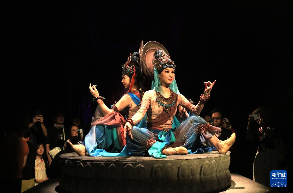 8月5日晚，游客在甘肅省敦煌市觀看大型洞窟式沉浸體驗(yàn)劇《樂(lè)動(dòng)敦煌》。 新華社發(fā)（張曉亮 攝）