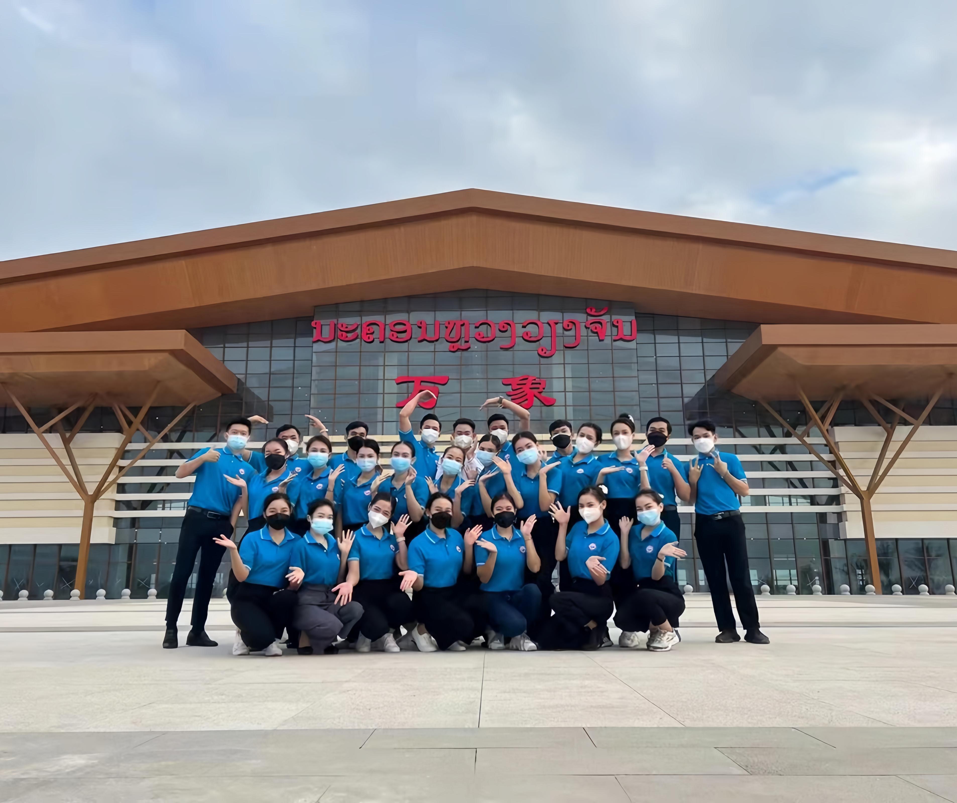 學(xué)生上崗前在老撾萬象高鐵站前合影（其中5人為貴陽職業(yè)技術(shù)學(xué)院培訓(xùn)班學(xué)生）。 貴陽職業(yè)技術(shù)學(xué)院供圖