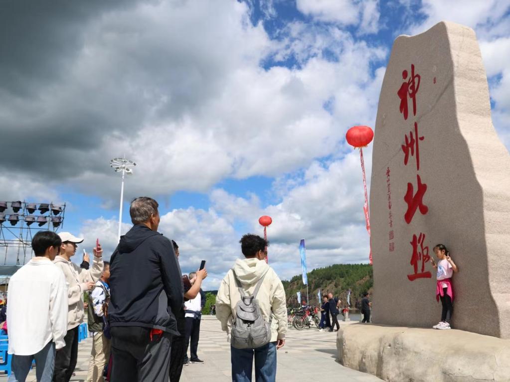 游客在漠河市地標(biāo)前打卡。新華社記者 徐凱鑫攝
