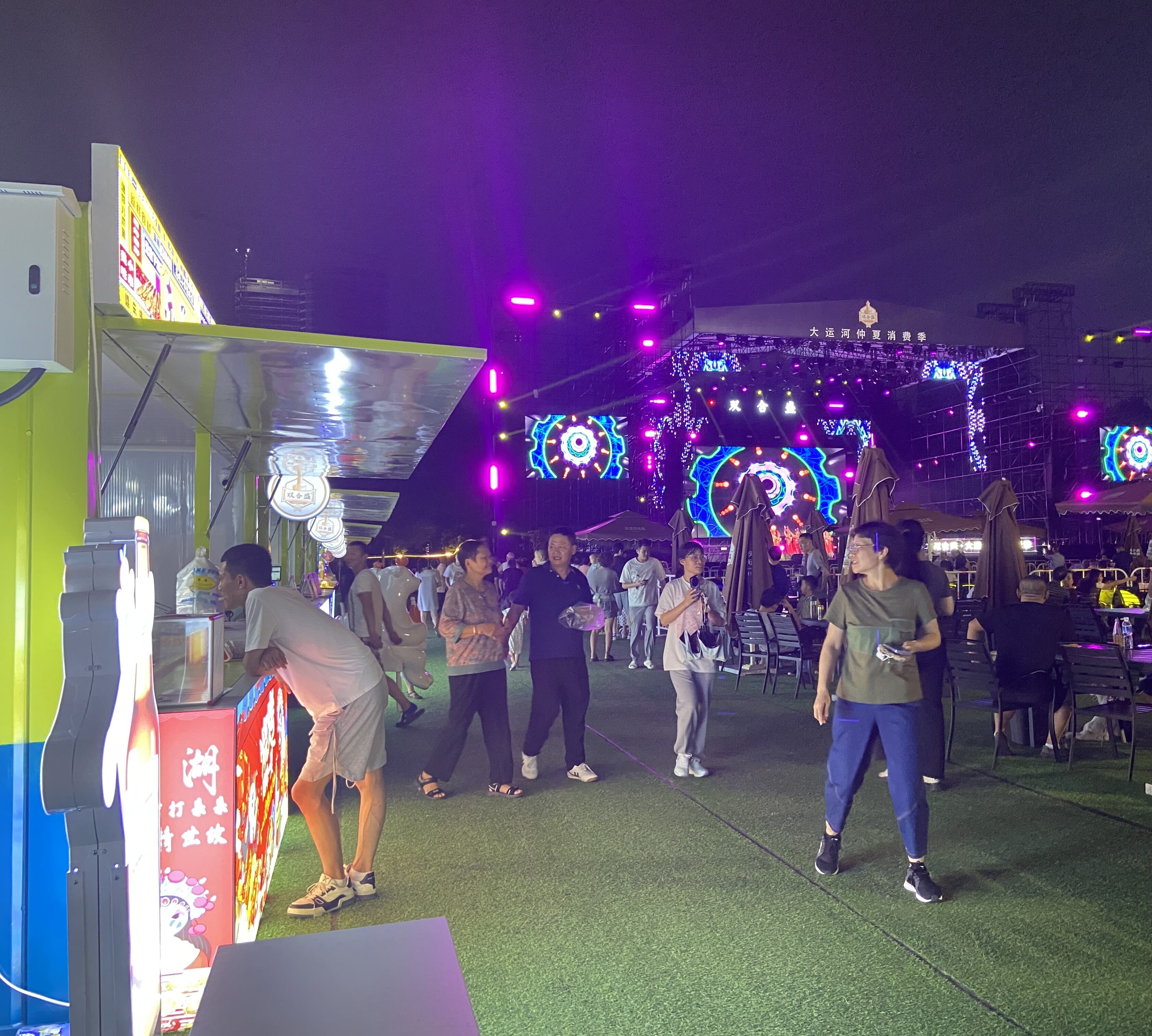 8月16日，游客在大運(yùn)河仲夏消費(fèi)季現(xiàn)場(chǎng)觀看演出、品嘗美食。人民網(wǎng) 馮春昉攝