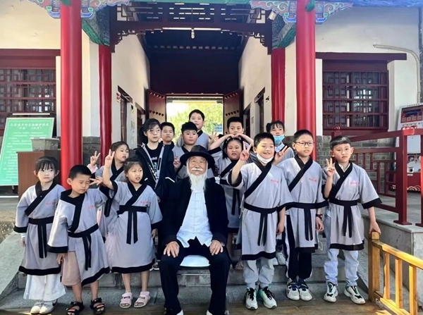 聽孔廟歷史見證人——白胡子爺爺講述臨沂城過去的故事。臨沂市博物館供圖