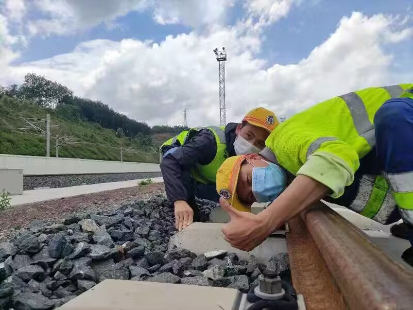 佟郎（左）正在檢修鐵路。受訪者供圖