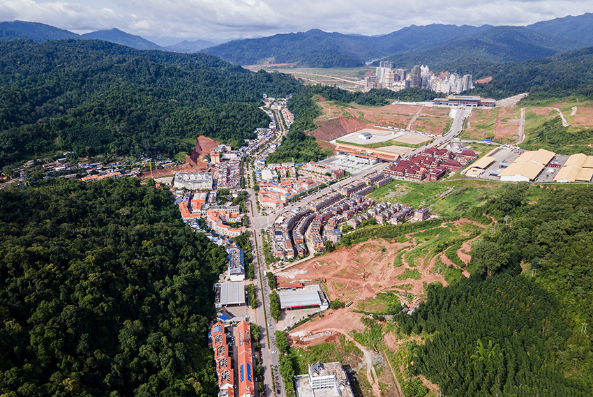 磨憨口岸俯瞰，右前方高層白色建筑群為老撾境內(nèi)。人民網(wǎng)記者 符皓攝