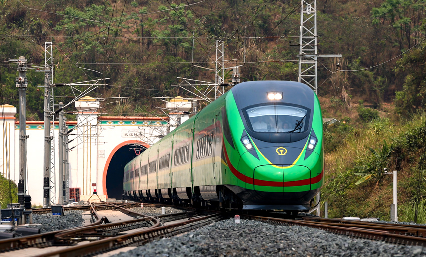 “復(fù)興號(hào)”動(dòng)車(chē)組列車(chē)駛過(guò)友誼隧道。徐章位攝