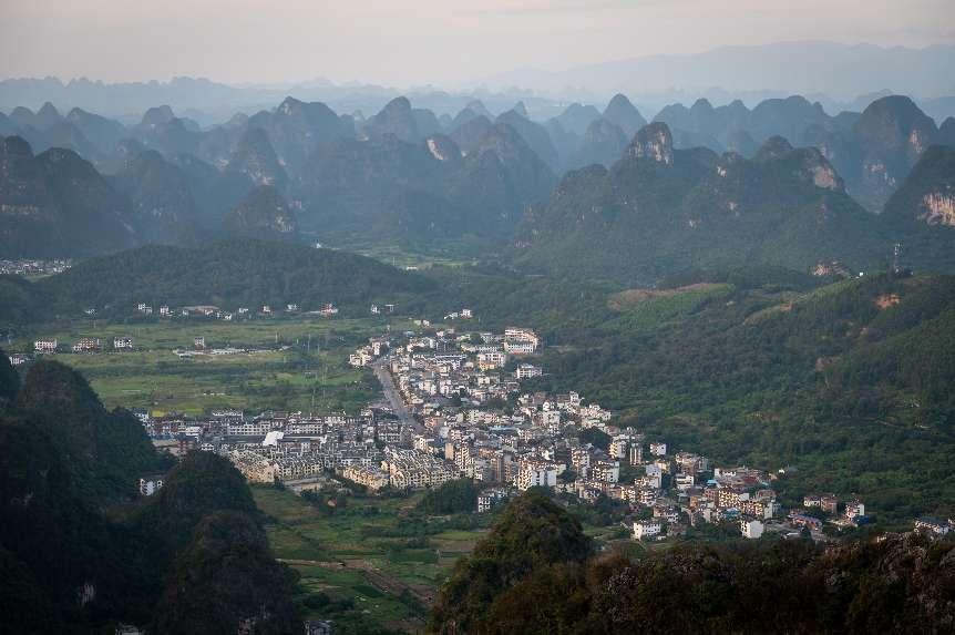 廣西層巒疊嶂，郁郁蔥蔥。 人民網(wǎng) 嚴(yán)立政攝