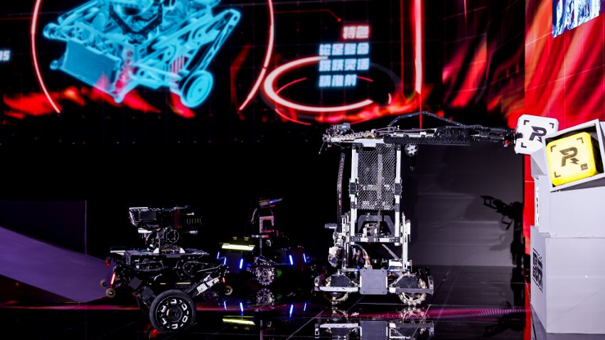 武漢工程大學(xué)大學(xué)生們帶來的機(jī)甲大師對(duì)抗比賽。主辦方供圖