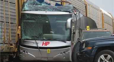 墨西哥中部火車(chē)與大客車(chē)相撞